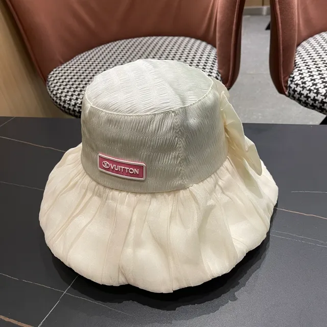 Louis Vuitton plaque logo chapeau de seau plissé à volants 9