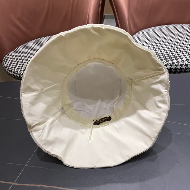 Louis Vuitton plaque logo chapeau de seau plissé à volants 10