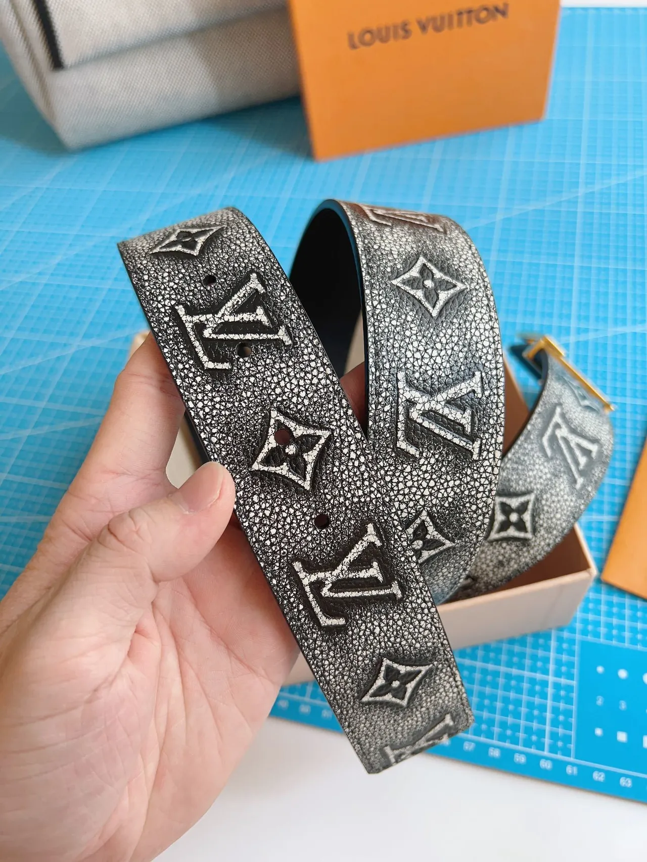 Louis Vuitton LV cinto monograma couro texturizado cinto 4