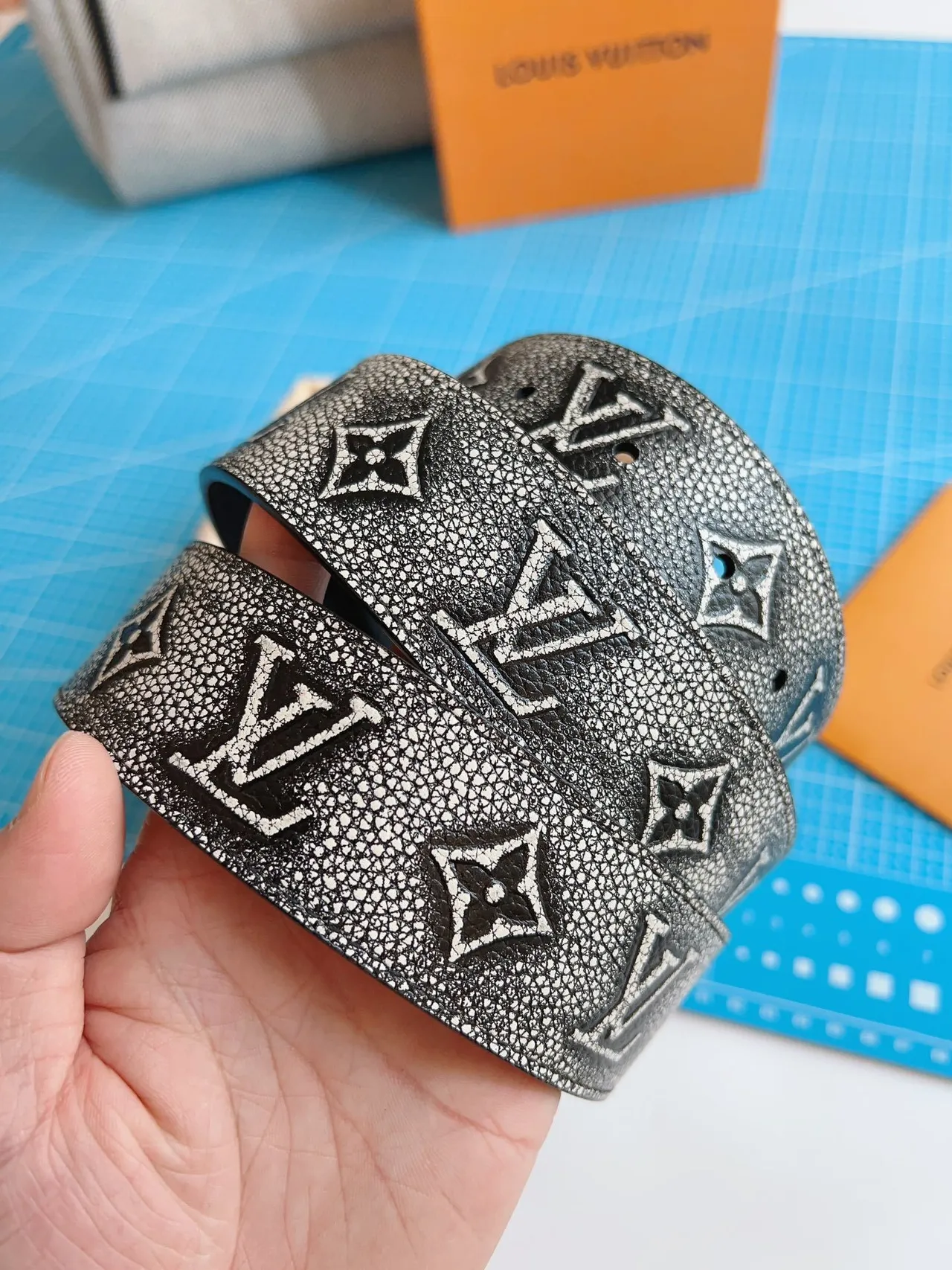 Louis Vuitton LV cinto monograma couro texturizado cinto 6