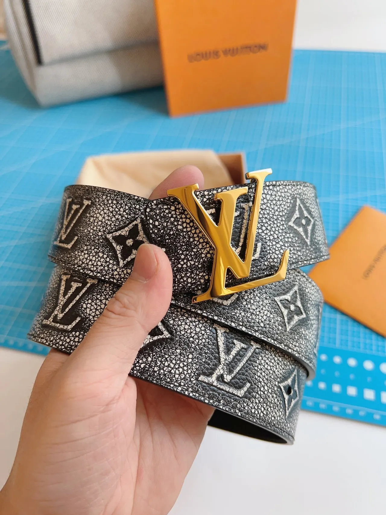 Louis Vuitton LV cinto monograma couro texturizado cinto 9