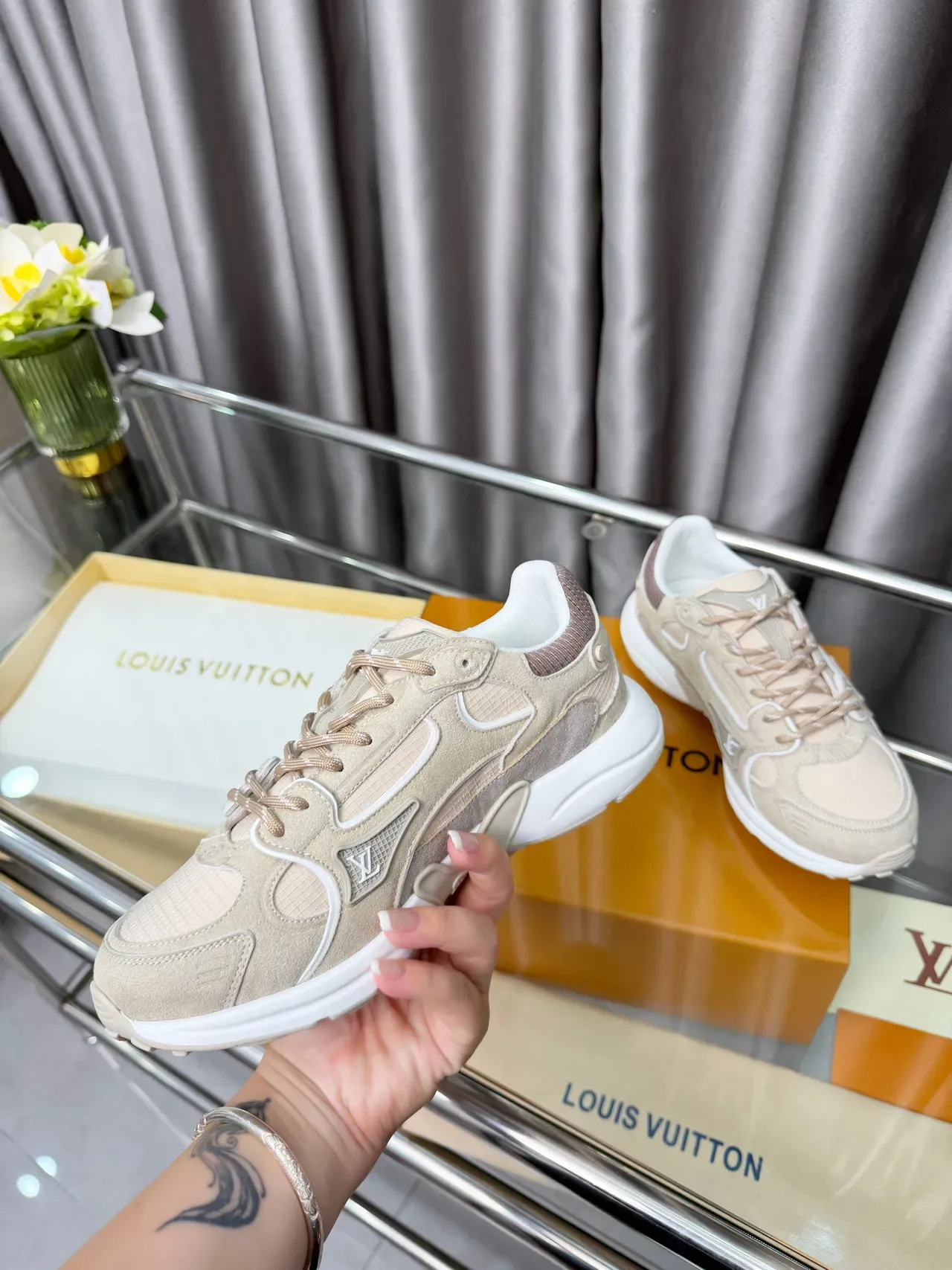 Louis Vuitton LV Trainer حذاء رياضي بيج أبيض طبقة من الجلد المدبوغ والشبكة العلوية سول متوسطة منحوتة حذاء رياضي سميك 2