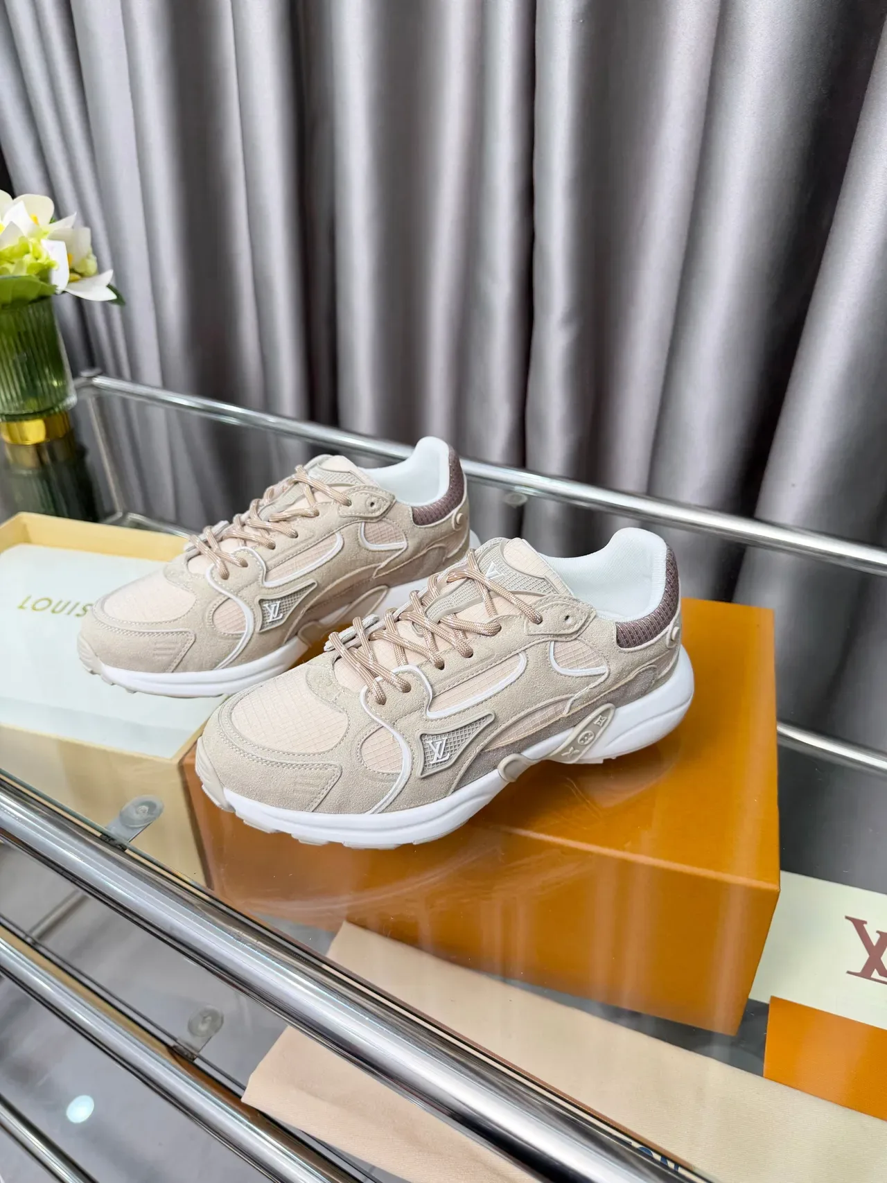 Louis Vuitton LV Trainer حذاء رياضي بيج أبيض طبقة من الجلد المدبوغ والشبكة العلوية سول متوسطة منحوتة حذاء رياضي سميك 3