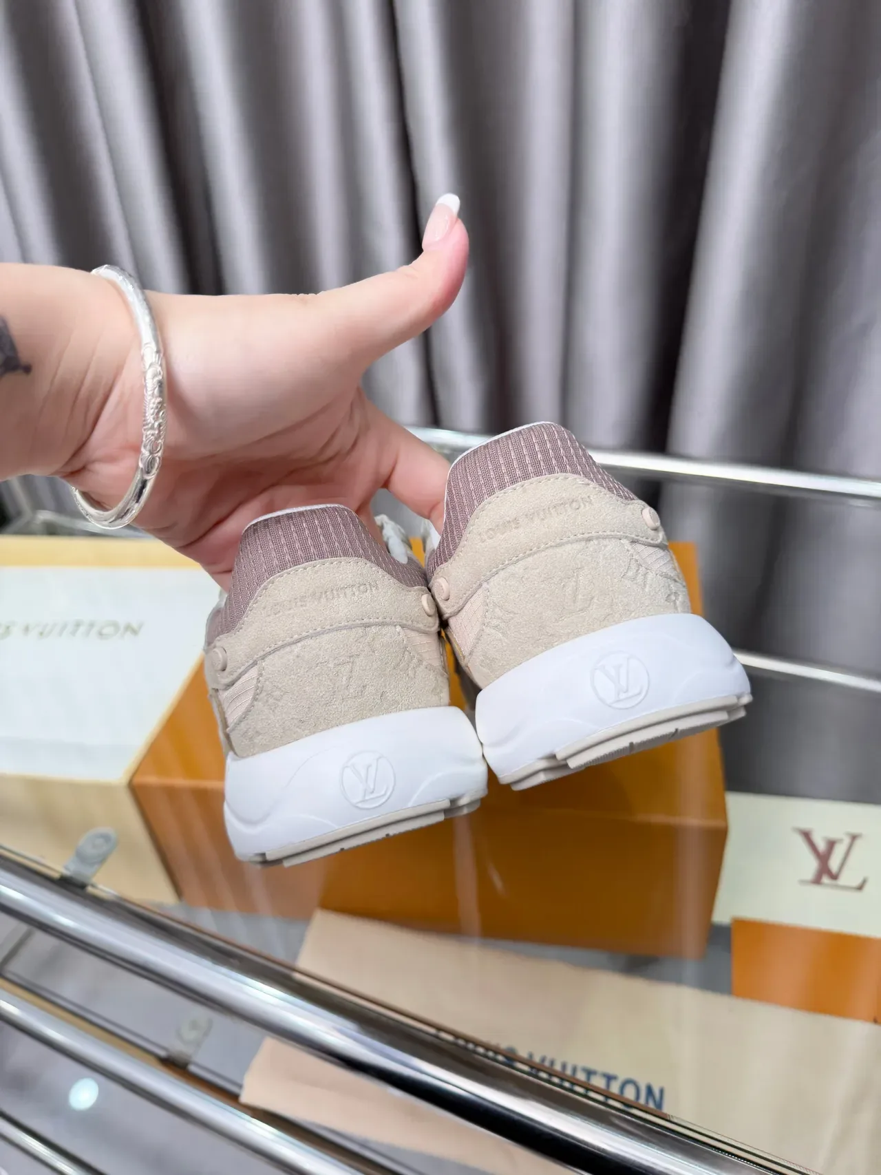 Louis Vuitton LV Trainer حذاء رياضي بيج أبيض طبقة من الجلد المدبوغ والشبكة العلوية سول متوسطة منحوتة حذاء رياضي سميك 4