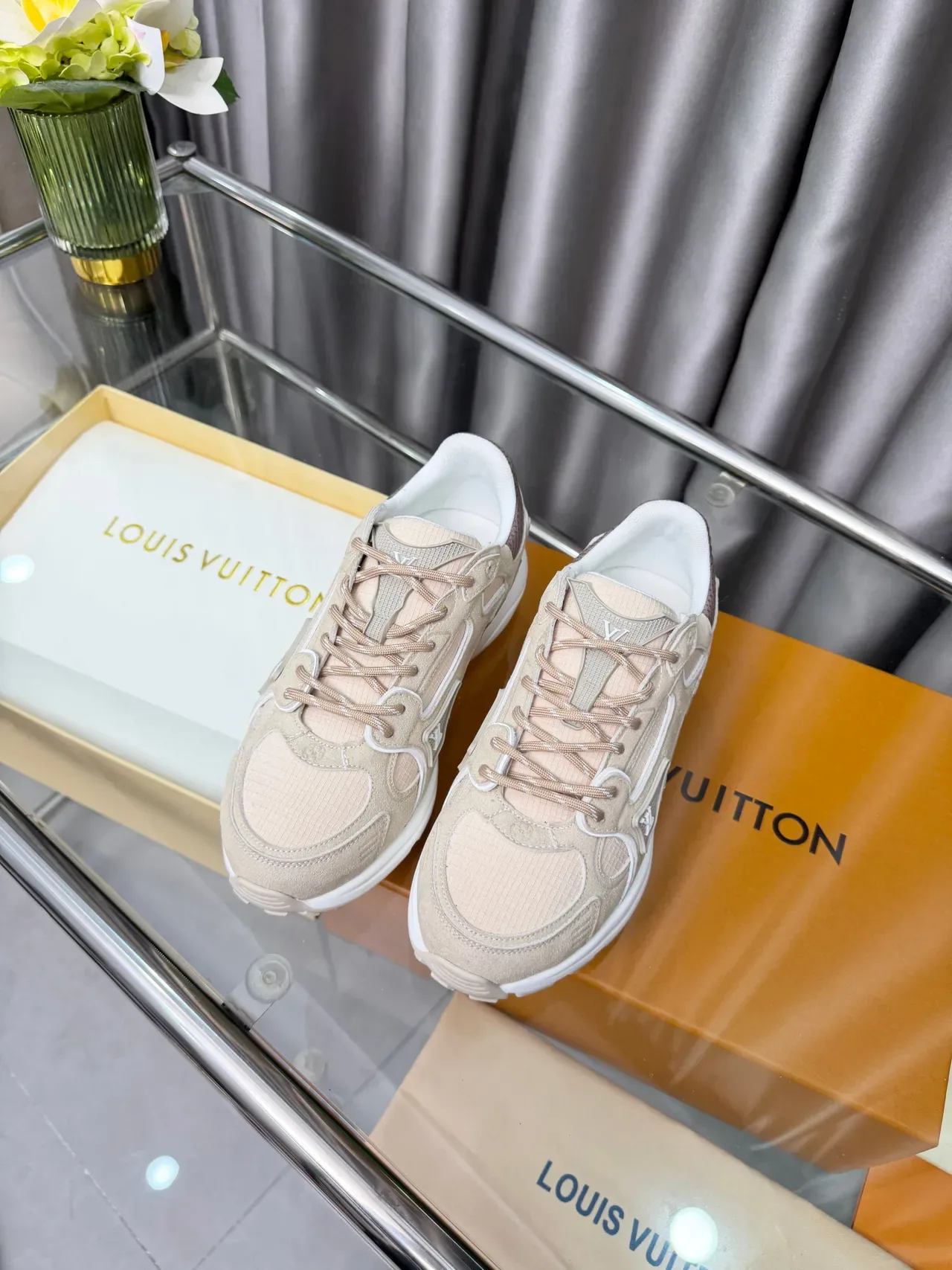 Louis Vuitton LV Trainer حذاء رياضي بيج أبيض طبقة من الجلد المدبوغ والشبكة العلوية سول متوسطة منحوتة حذاء رياضي سميك 5