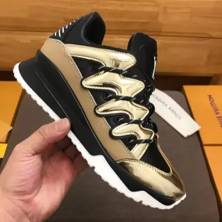 Louis Vuitton LV Trainer Negro y Oro Silueta Chunky Overlay de Onda Metálica Lifestyle Sneakers