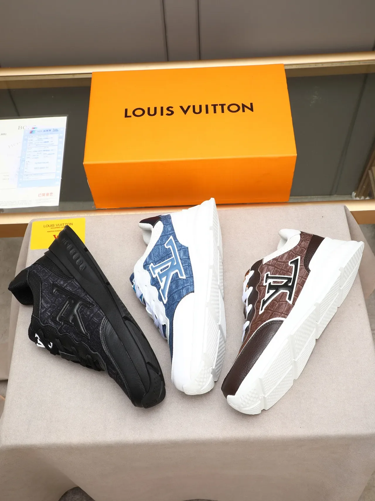 Louis Vuitton LV Trainer কালো সোনালি মনোগ্রাম জ্যাকার্ড উপরের এমবসড লোগো লাইফস্টাইল স্নিকার্স 2