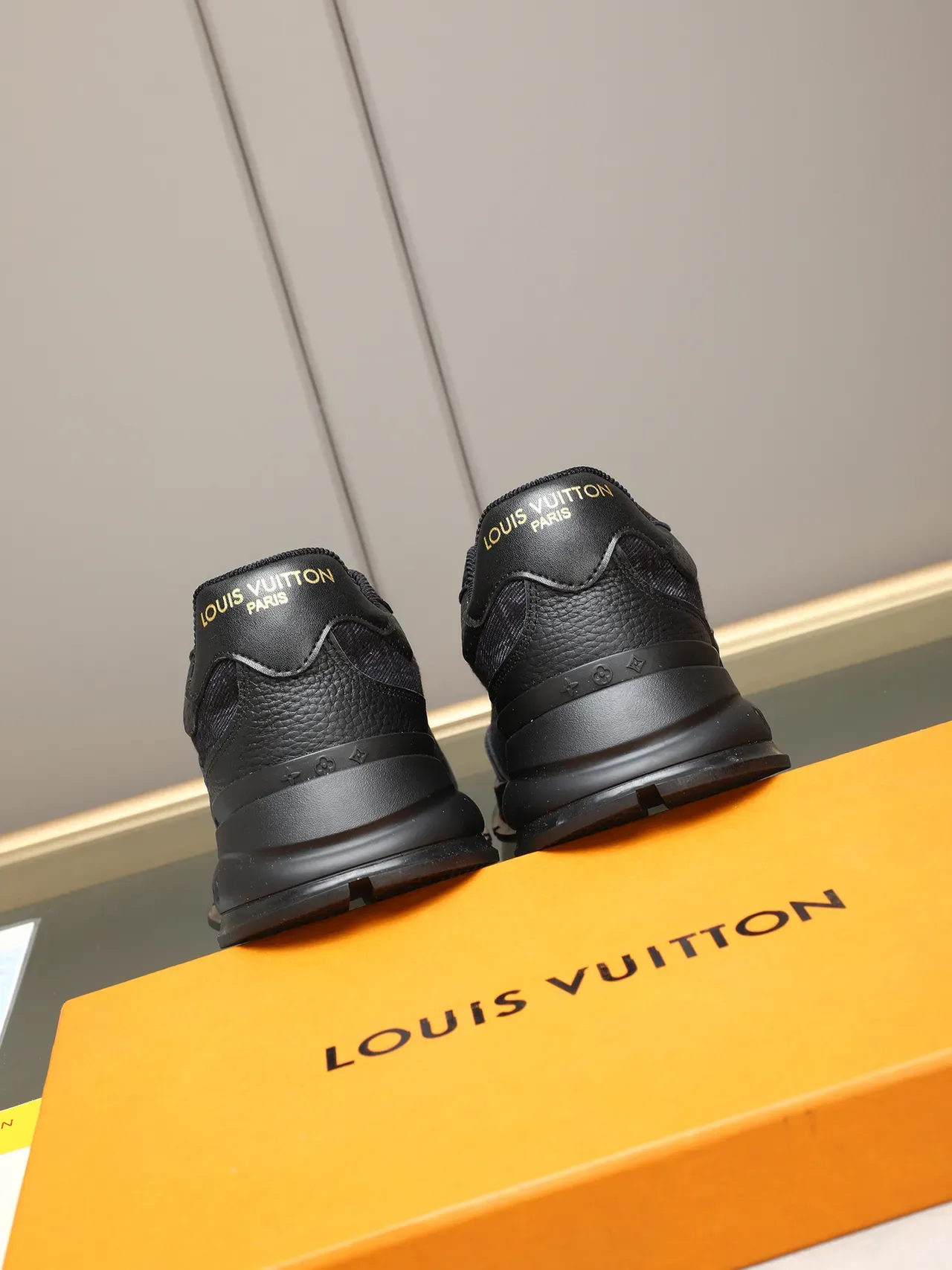 Louis Vuitton LV Trainer কালো সোনালি মনোগ্রাম জ্যাকার্ড উপরের এমবসড লোগো লাইফস্টাইল স্নিকার্স 3
