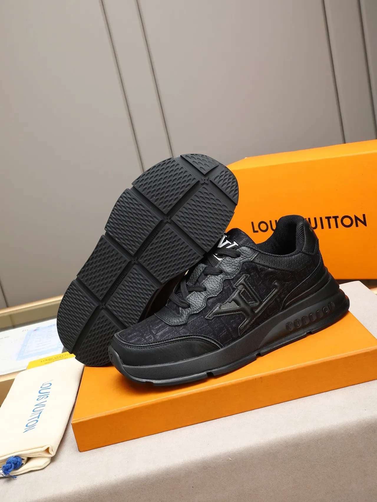 Louis Vuitton LV Trainer কালো সোনালি মনোগ্রাম জ্যাকার্ড উপরের এমবসড লোগো লাইফস্টাইল স্নিকার্স 4