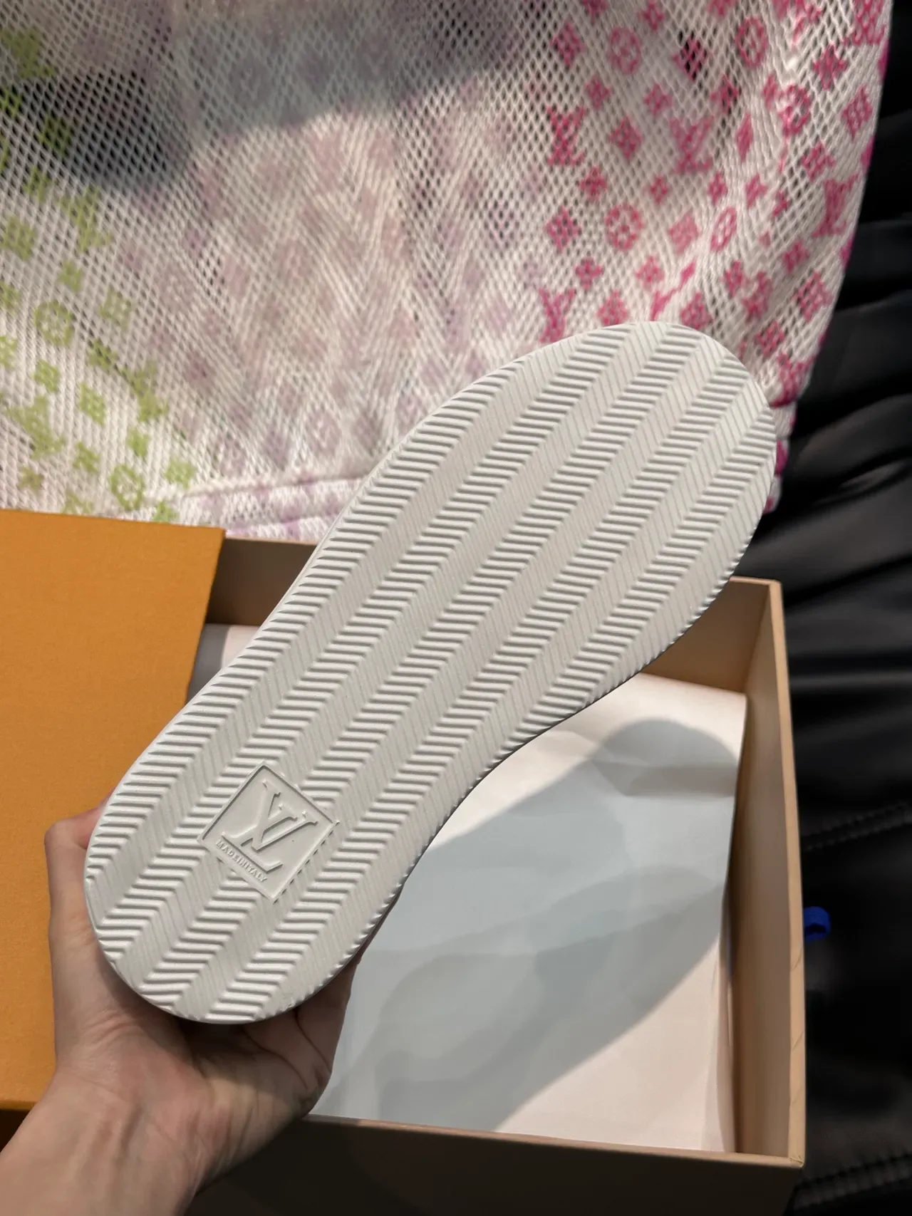 لويس فيتون LV Trainer سنيكرز لايف ستايل أسود ذهبي جلد سويدي مموج أعلى مونوغرام 2