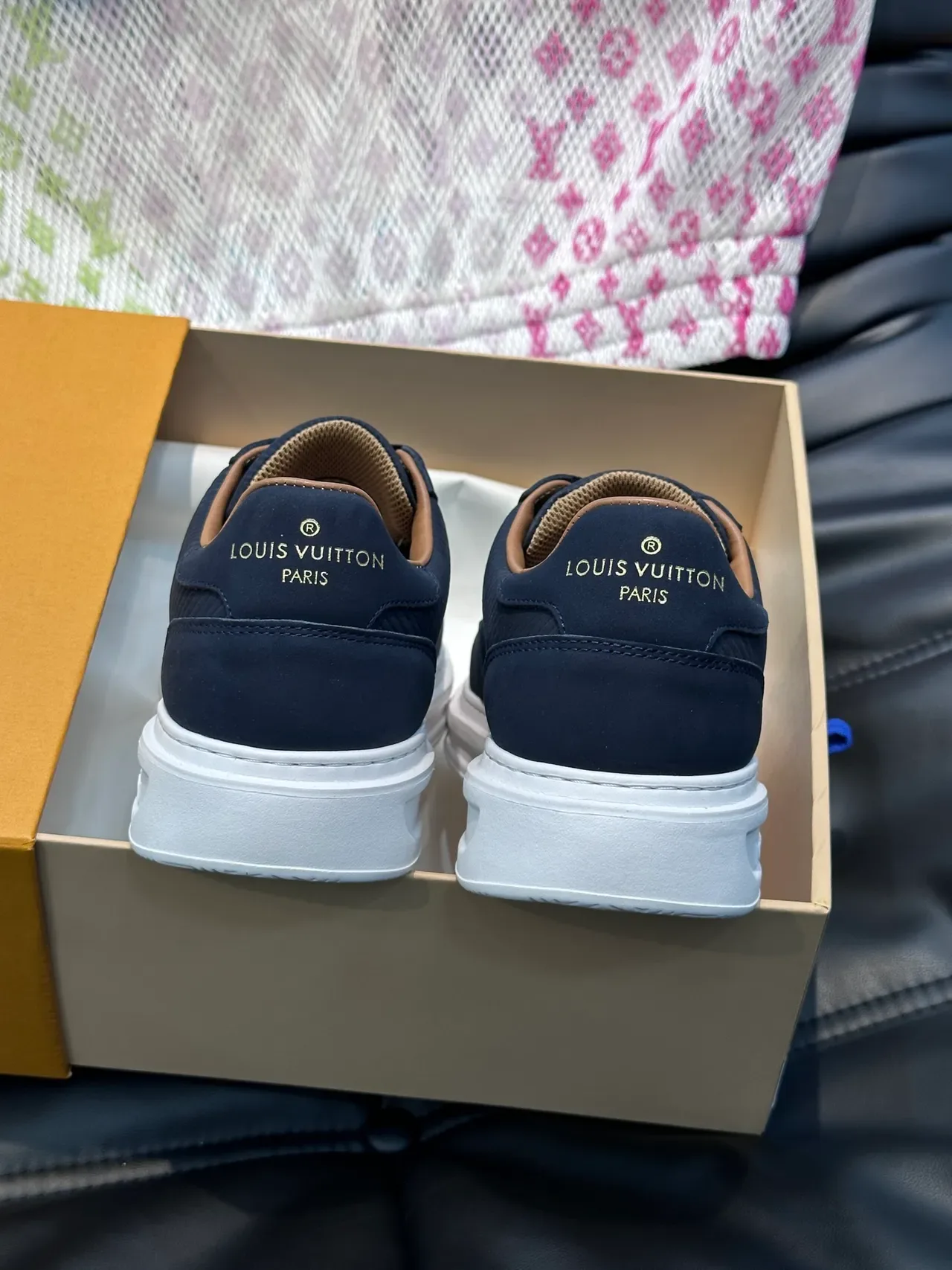 لويس فيتون LV Trainer سنيكرز لايف ستايل أسود ذهبي جلد سويدي مموج أعلى مونوغرام 3