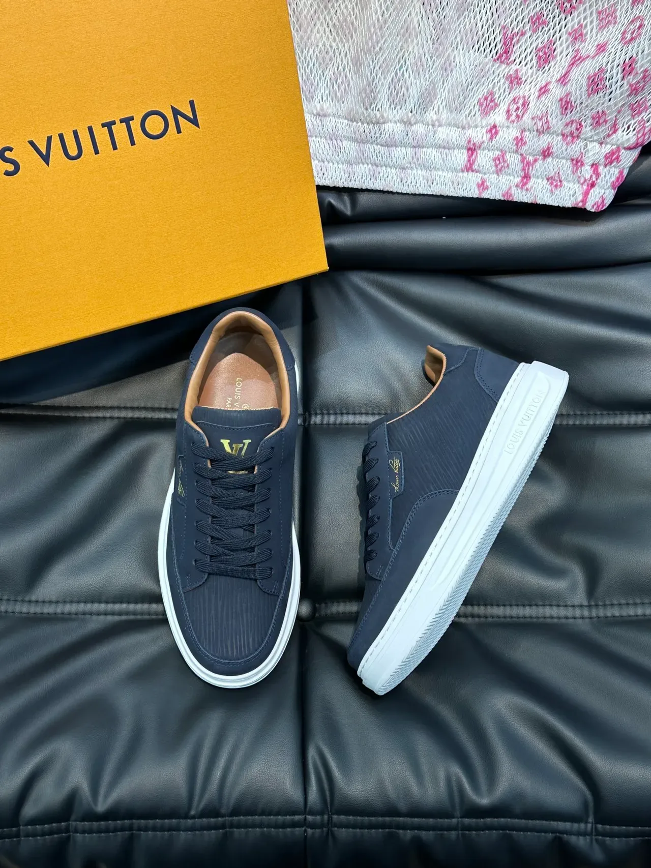 لويس فيتون LV Trainer سنيكرز لايف ستايل أسود ذهبي جلد سويدي مموج أعلى مونوغرام 4
