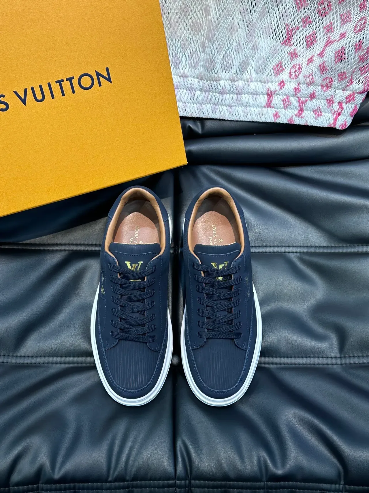 لويس فيتون LV Trainer سنيكرز لايف ستايل أسود ذهبي جلد سويدي مموج أعلى مونوغرام 5