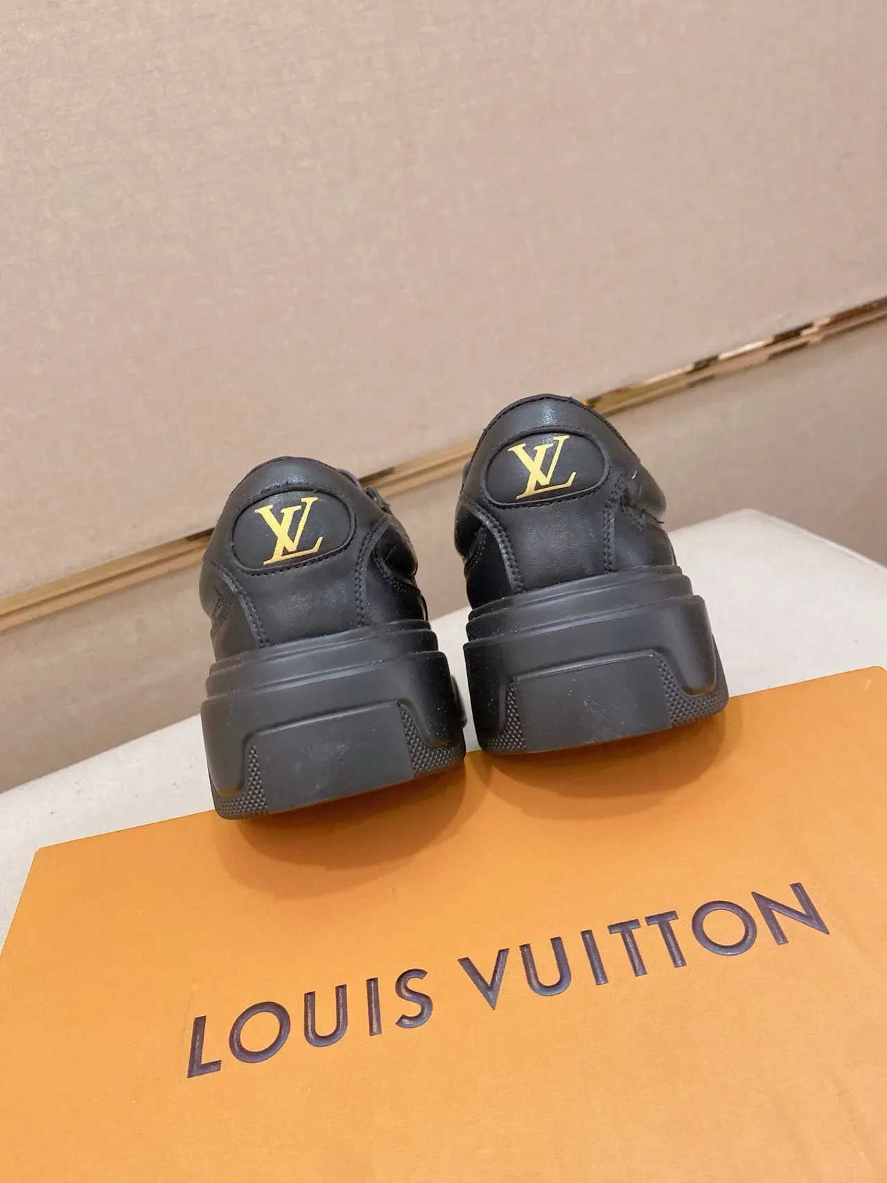 Louis Vuitton LV Trainer Noir Monogramme Embossé Cuir Semelle Sculptée Chunky Sneakers Lifestyle 3