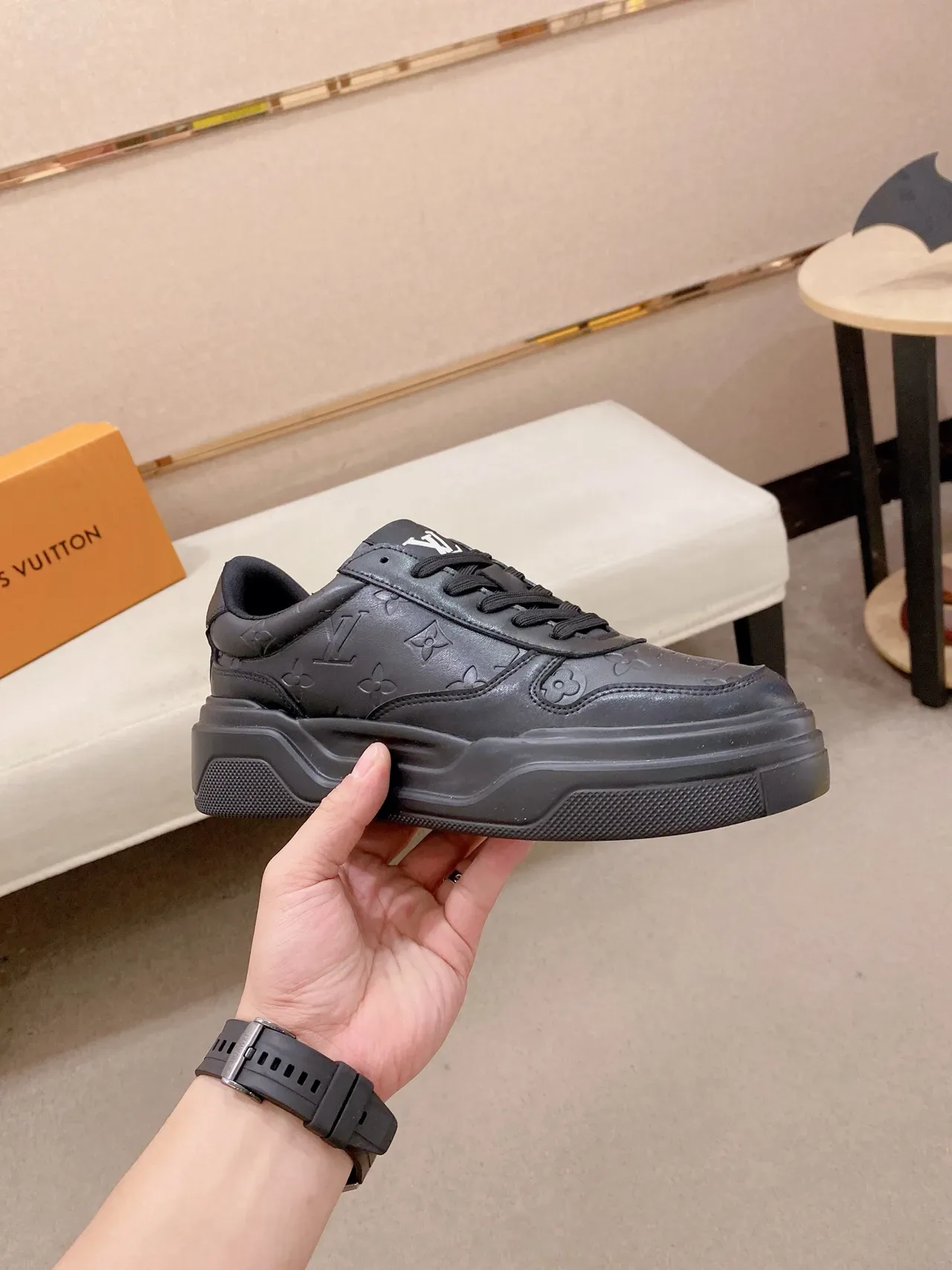 Louis Vuitton LV Trainer Noir Monogramme Embossé Cuir Semelle Sculptée Chunky Sneakers Lifestyle 5