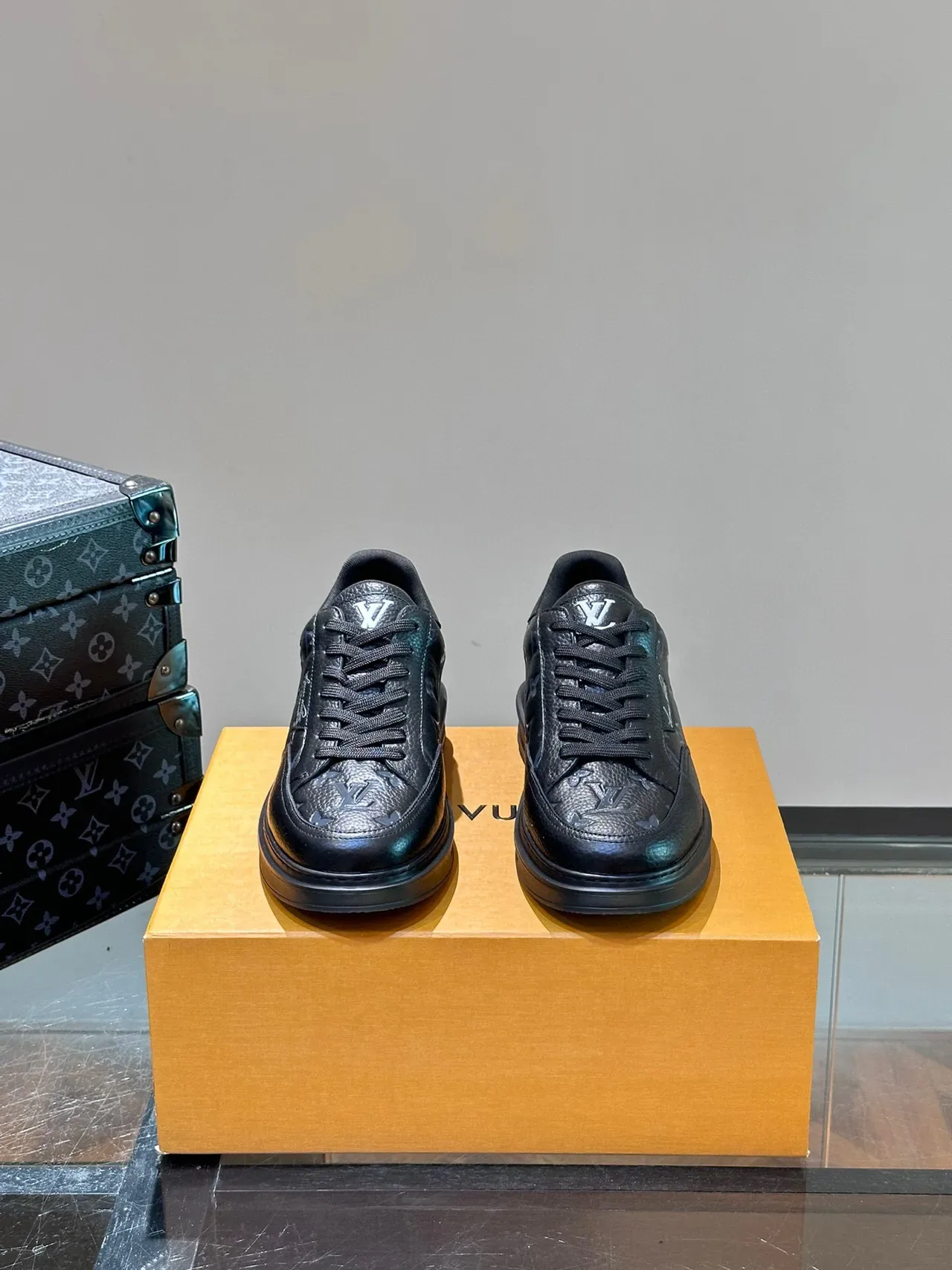 Louis Vuitton LV Trainer Sneakers Lifestyle Noires Monogramme Cuir Détail Signature Cursive 2