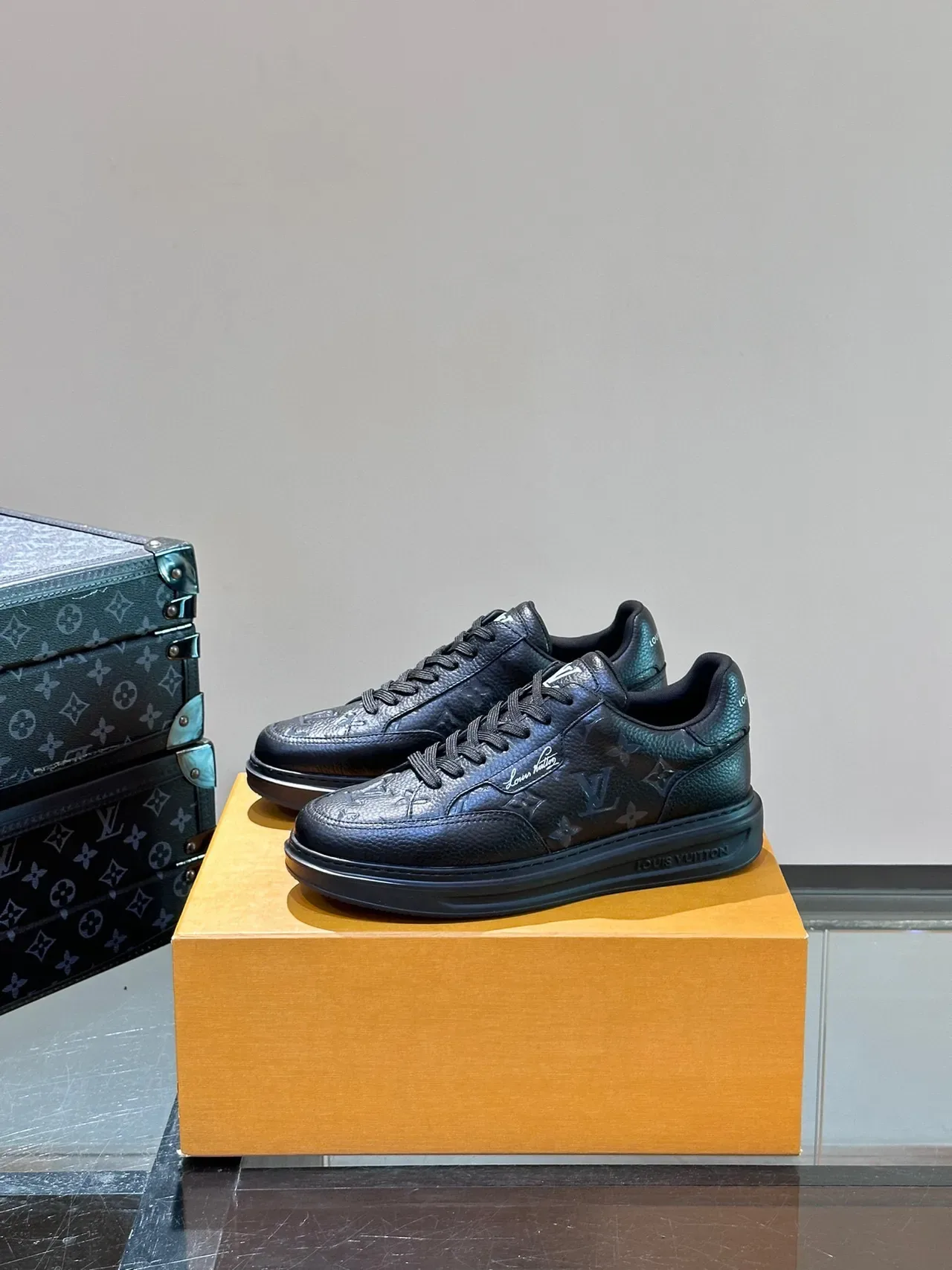 Louis Vuitton LV Trainer Sneakers Lifestyle Noires Monogramme Cuir Détail Signature Cursive 3