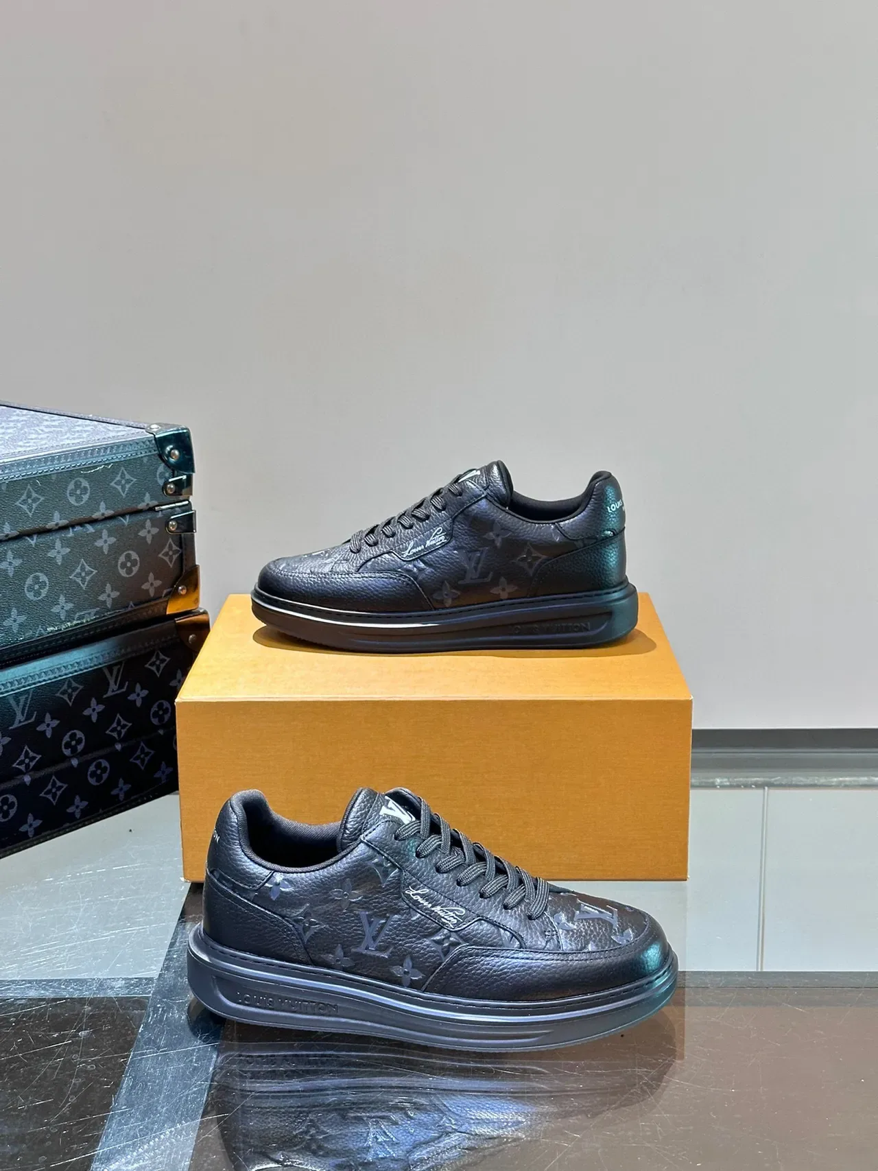 Louis Vuitton LV Trainer Sneakers Lifestyle Noires Monogramme Cuir Détail Signature Cursive 4