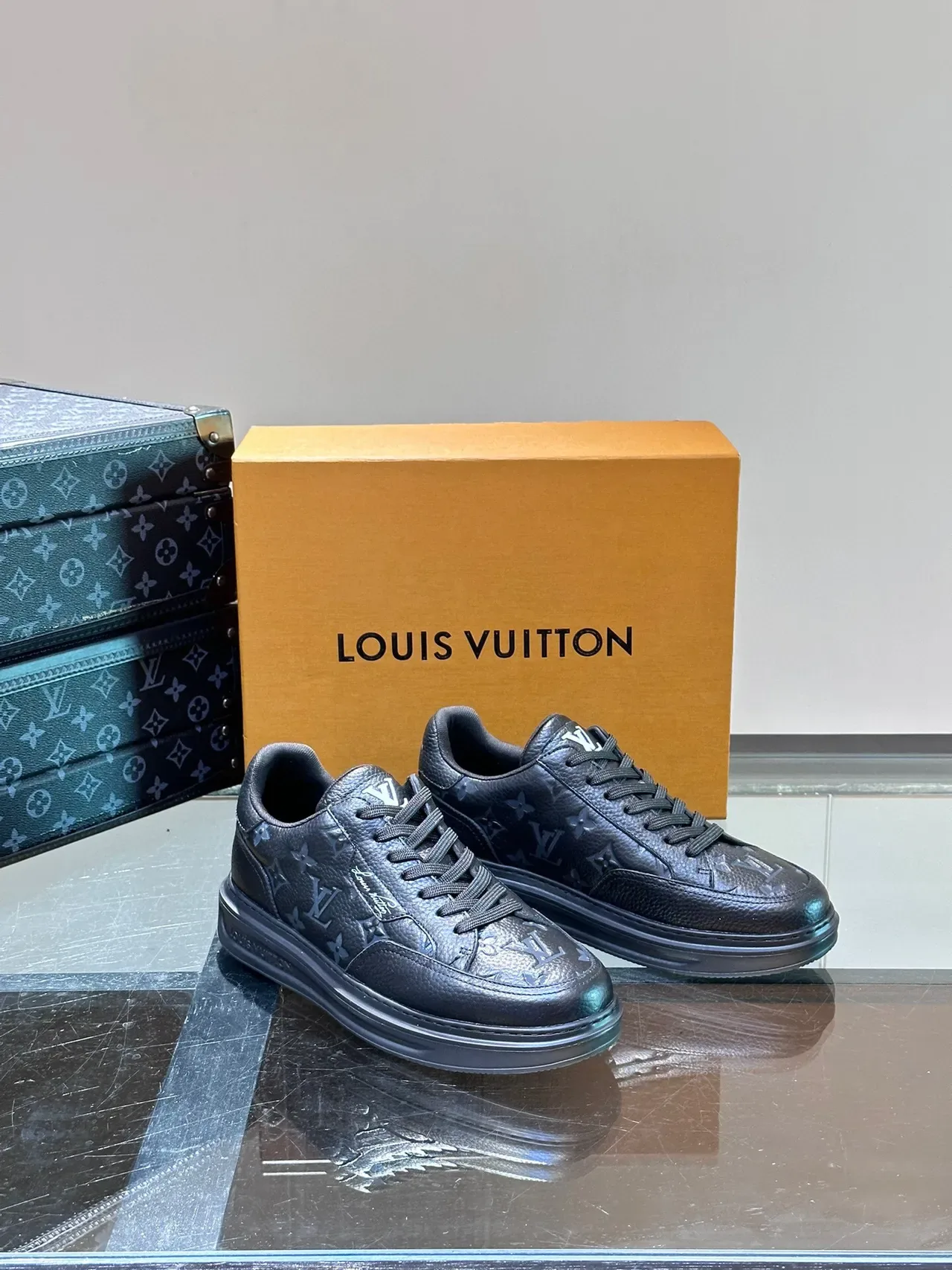 Louis Vuitton LV Trainer Sneakers Lifestyle Noires Monogramme Cuir Détail Signature Cursive 5