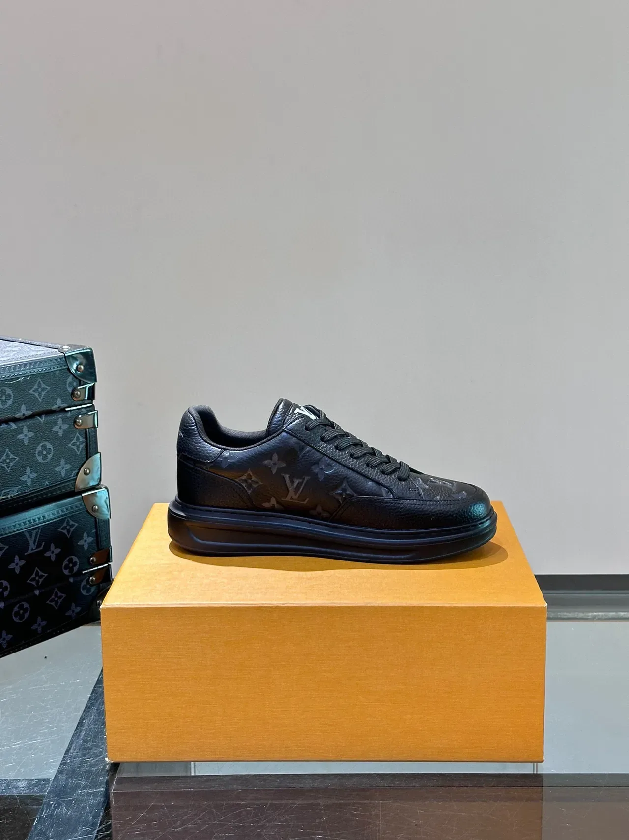 Louis Vuitton LV Trainer Sneakers Lifestyle Noires Monogramme Cuir Détail Signature Cursive 6