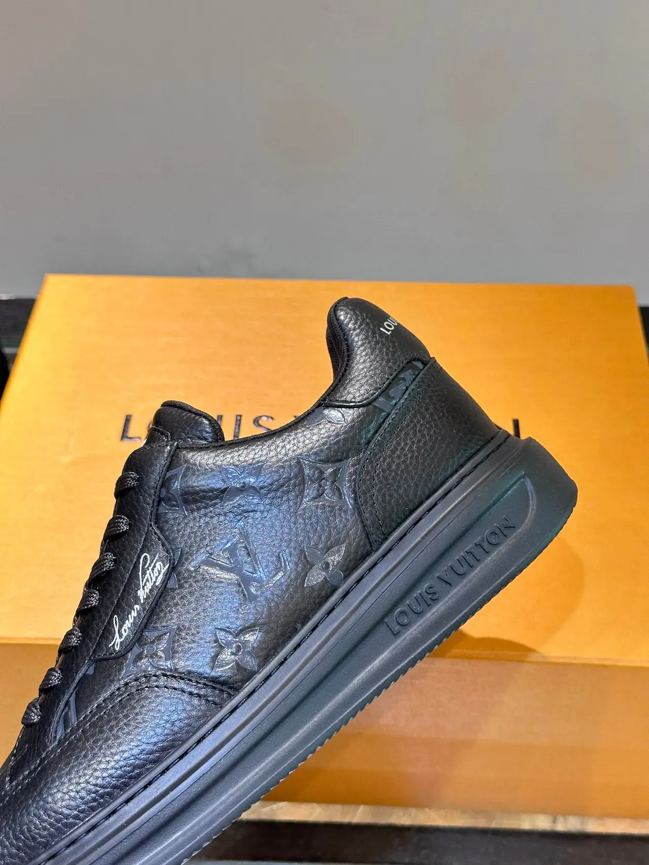 Louis Vuitton LV Trainer Sneakers Lifestyle Noires Monogramme Cuir Détail Signature Cursive 7