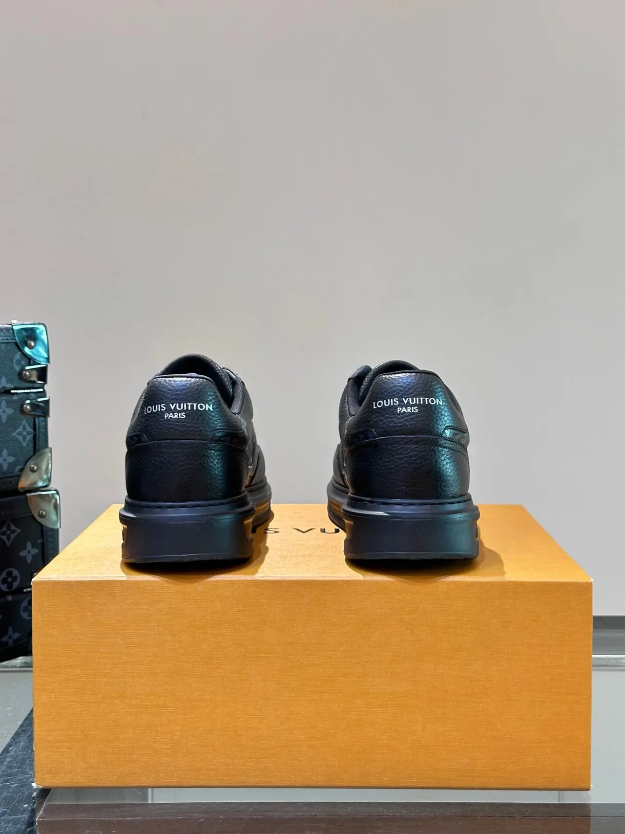 Louis Vuitton LV Trainer Sneakers Lifestyle Noires Monogramme Cuir Détail Signature Cursive 8