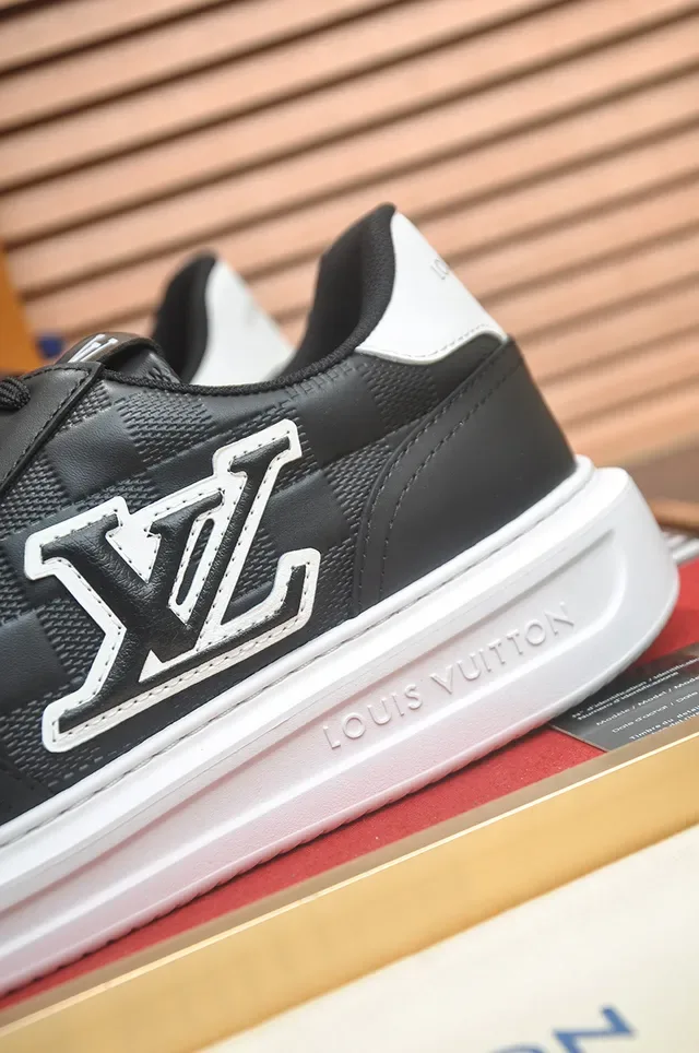 Louis Vuitton LV Trainer Chaussures Basses Noires et Blanches Monogrammées Style de Vie 2