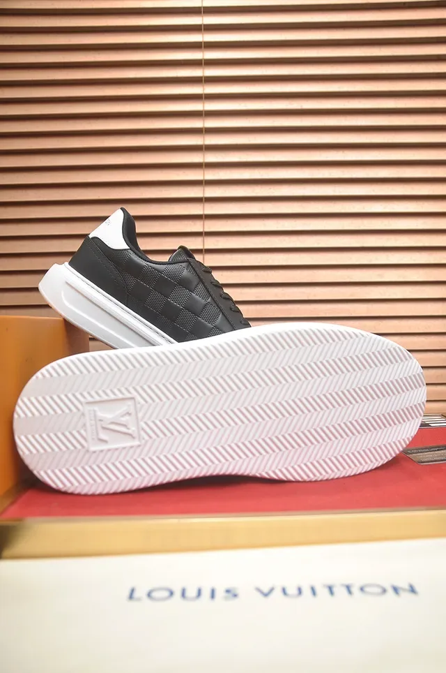 Louis Vuitton LV Trainer Chaussures Basses Noires et Blanches Monogrammées Style de Vie 3
