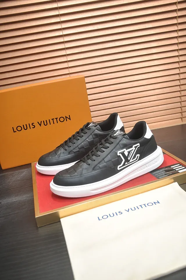 Louis Vuitton LV Trainer Chaussures Basses Noires et Blanches Monogrammées Style de Vie 4