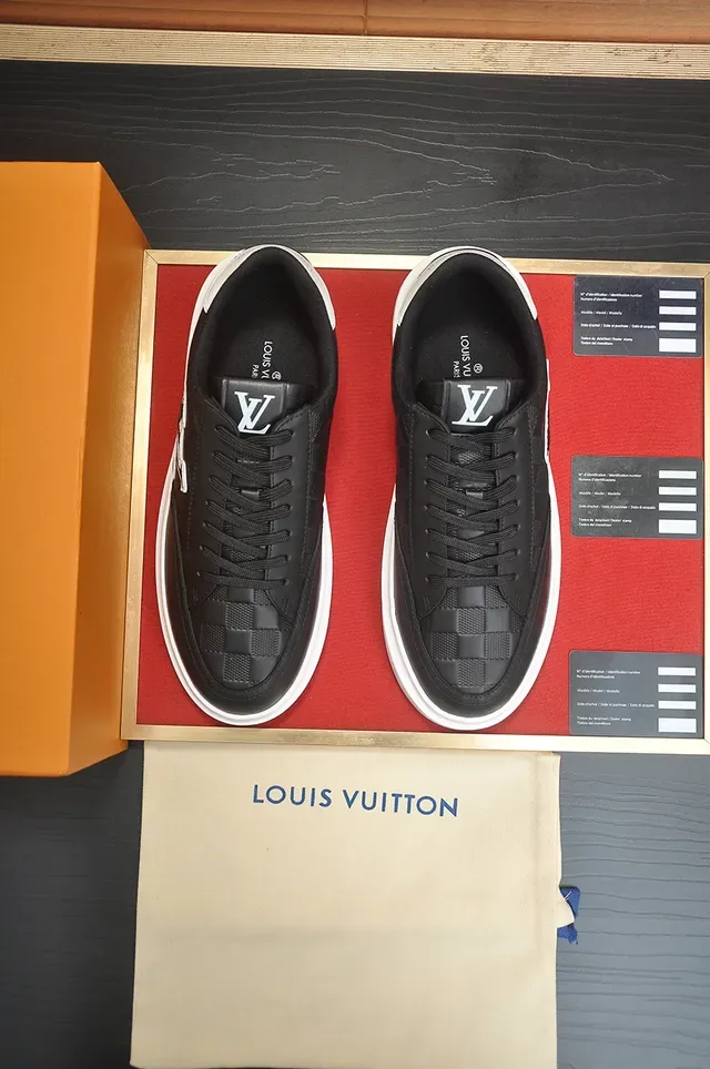 Louis Vuitton LV Trainer Chaussures Basses Noires et Blanches Monogrammées Style de Vie 5