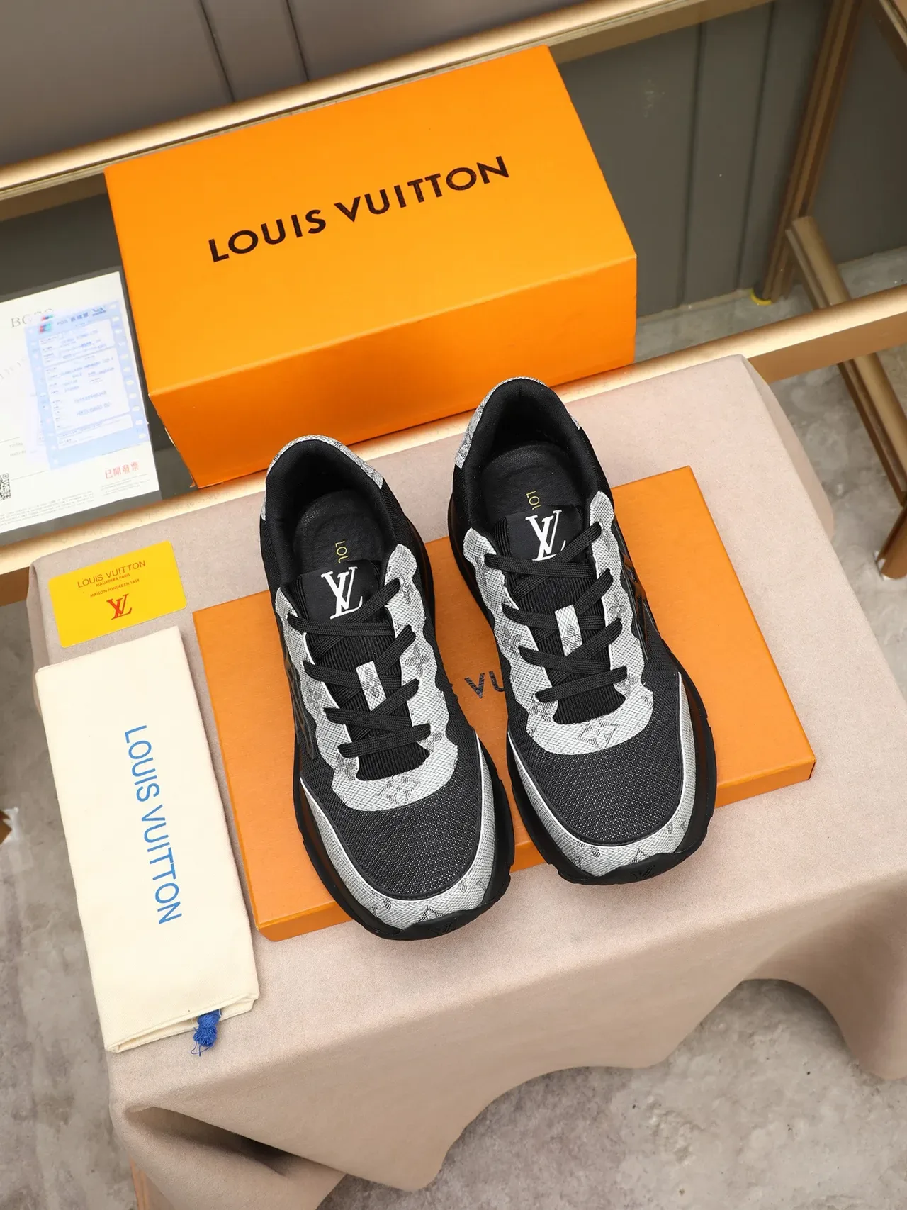 لويس فتون LV Trainer أسود أبيض مونوغرام نسيج شبكي أوفرلاي حذاء رياضي كثيف 2