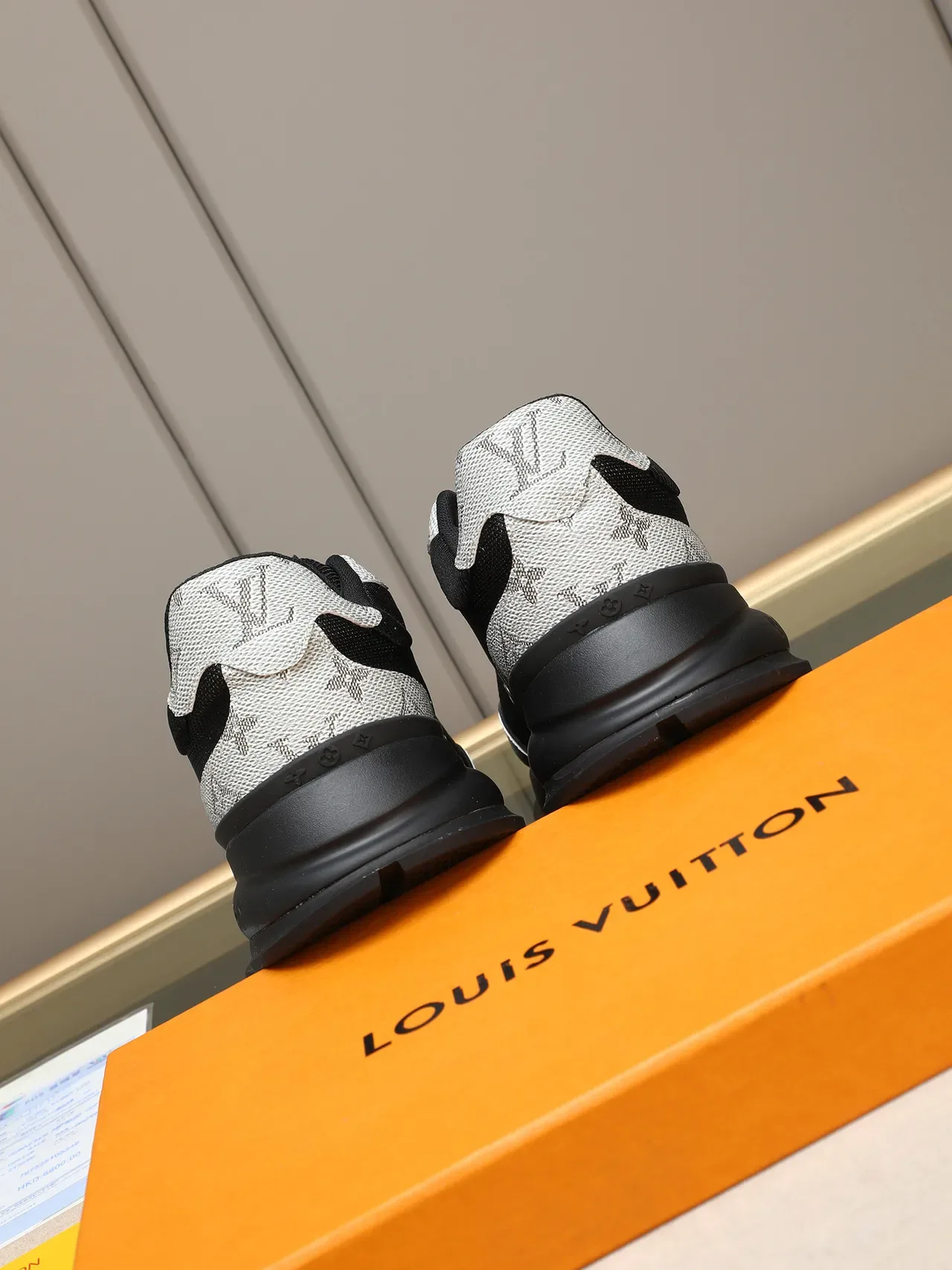 لويس فتون LV Trainer أسود أبيض مونوغرام نسيج شبكي أوفرلاي حذاء رياضي كثيف 3