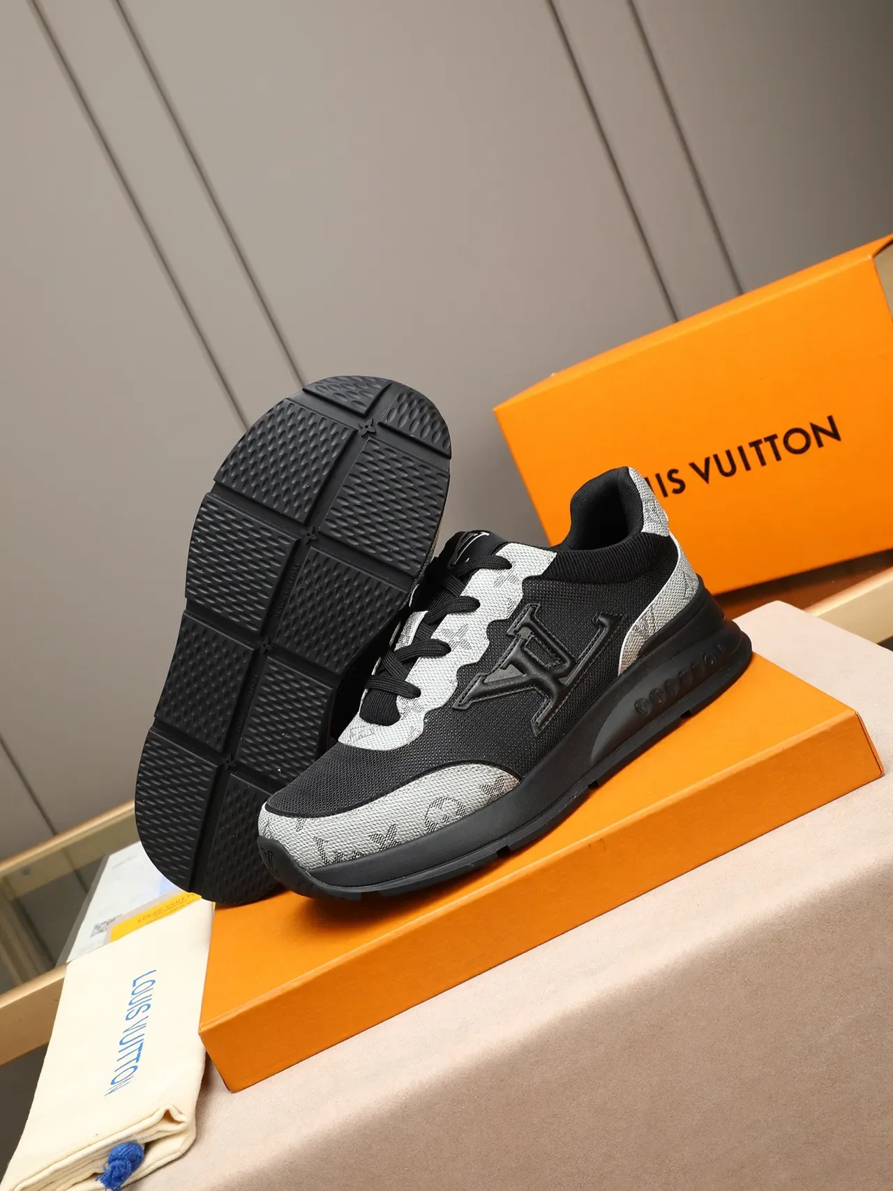 لويس فتون LV Trainer أسود أبيض مونوغرام نسيج شبكي أوفرلاي حذاء رياضي كثيف 4