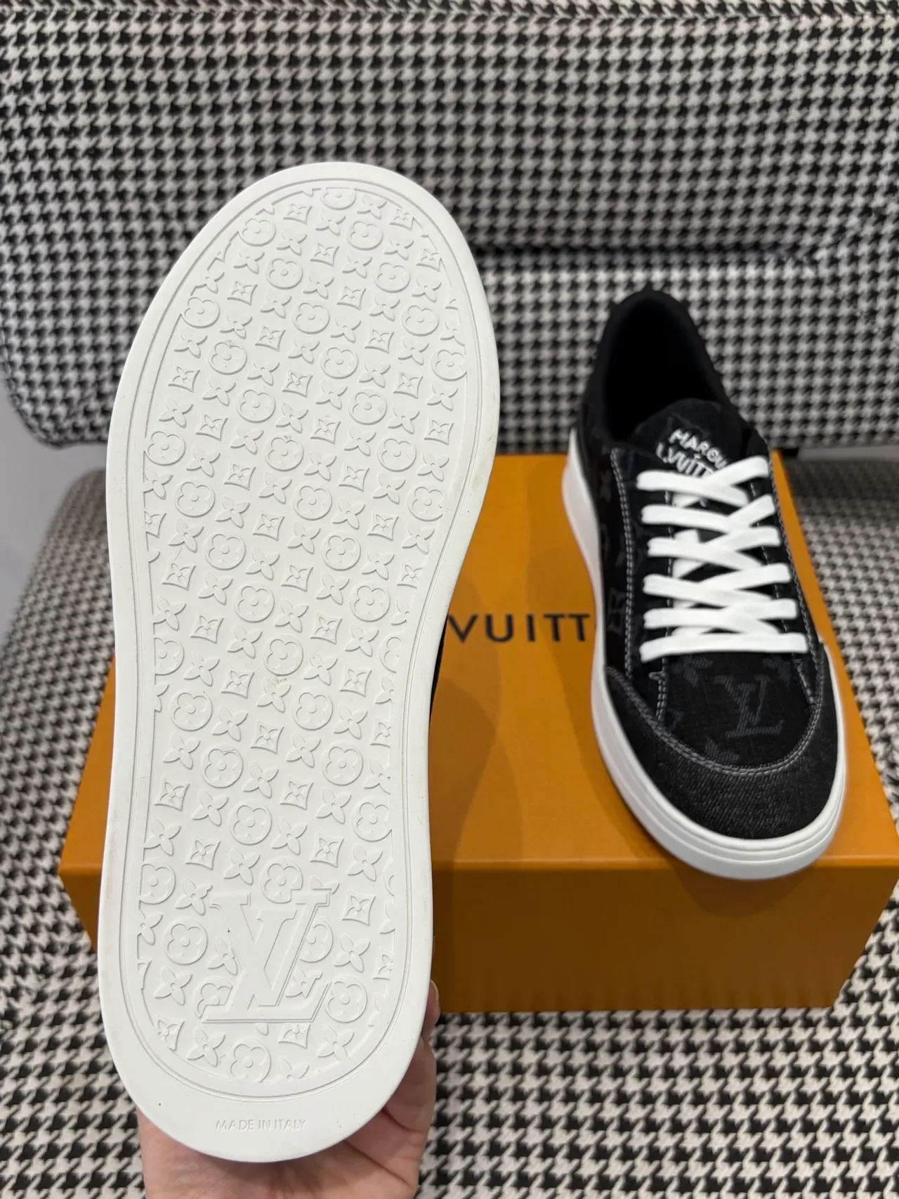 লুই ভিটন LV Trainer কালো সাদা মোনোগ্রামড টেক্সটাইল উপর ইমব্রয়ডার্ড লোগো লাইফস্টাইল স্নিকার্স 2