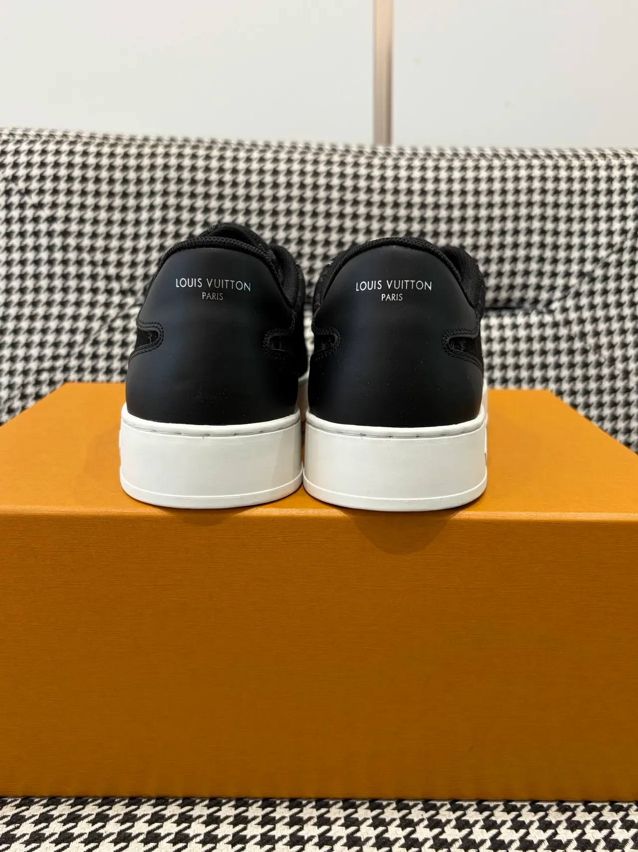 লুই ভিটন LV Trainer কালো সাদা মোনোগ্রামড টেক্সটাইল উপর ইমব্রয়ডার্ড লোগো লাইফস্টাইল স্নিকার্স 4