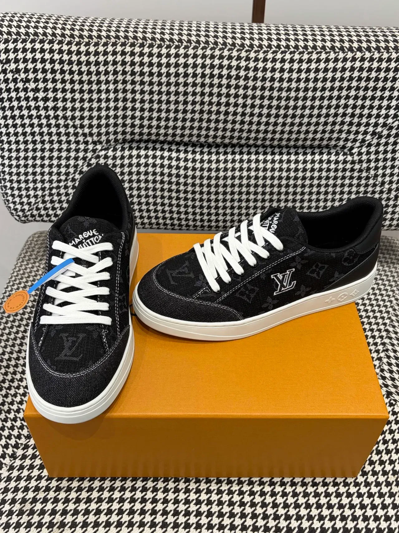 লুই ভিটন LV Trainer কালো সাদা মোনোগ্রামড টেক্সটাইল উপর ইমব্রয়ডার্ড লোগো লাইফস্টাইল স্নিকার্স 5