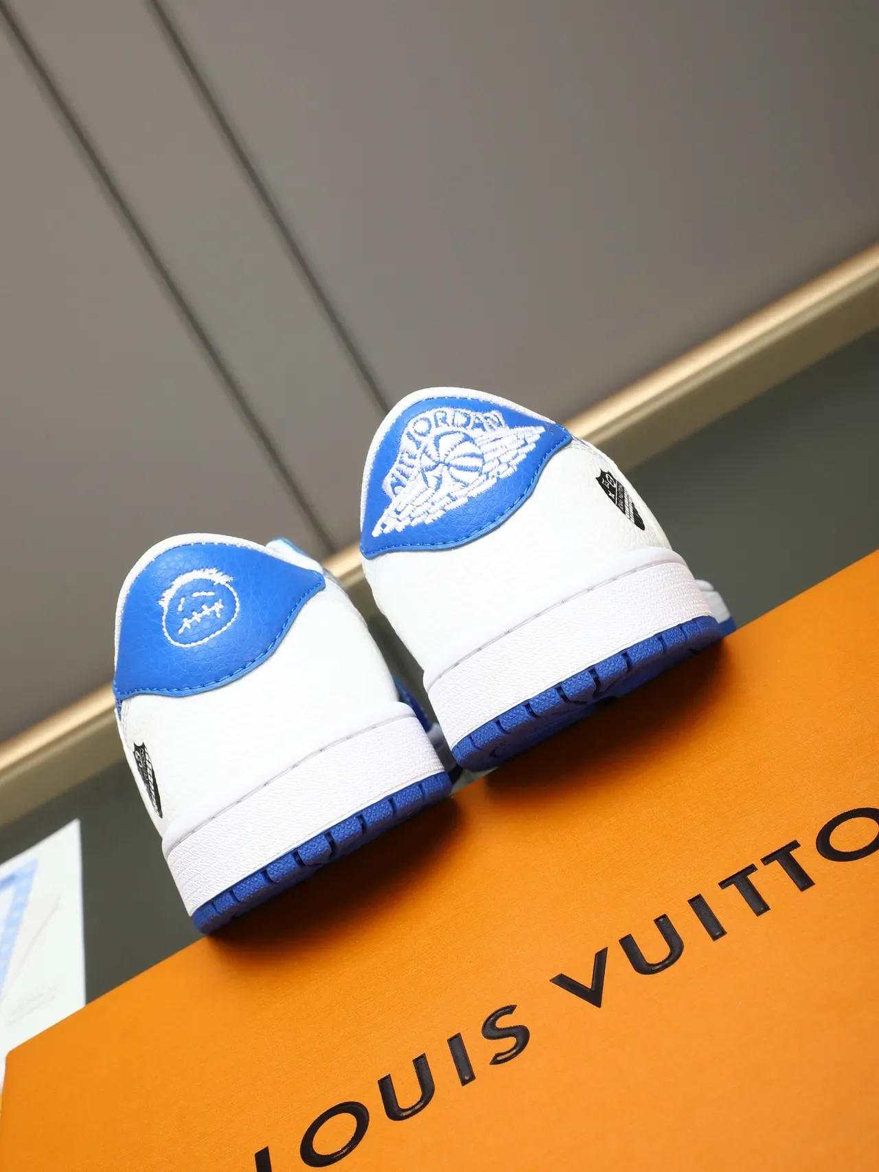 Louis Vuitton LV Trainer Azul Branco Low-Top Silhueta de Basquete Impressão Monograma Camada de Tecido Tênis Lifestyle 4