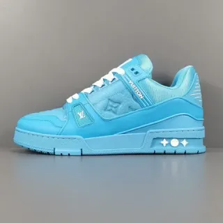 Louis Vuitton LV Tênis azul branco monocromático ciano embossado monograma sneakers lifestyle