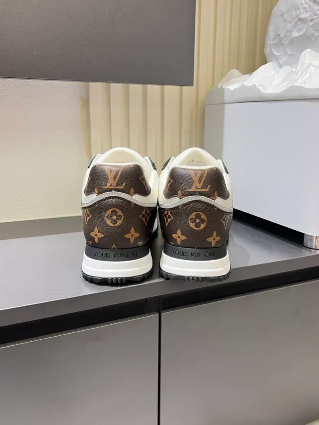 لويس فيتون LV Trainer بني أبيض مونوغرام قماش جلد ألواح أسلوب حياة 2