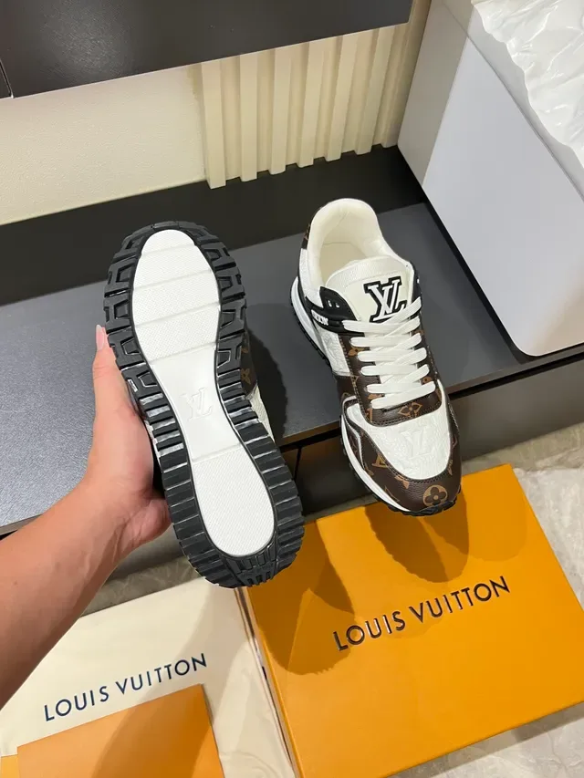 لويس فيتون LV Trainer بني أبيض مونوغرام قماش جلد ألواح أسلوب حياة 3