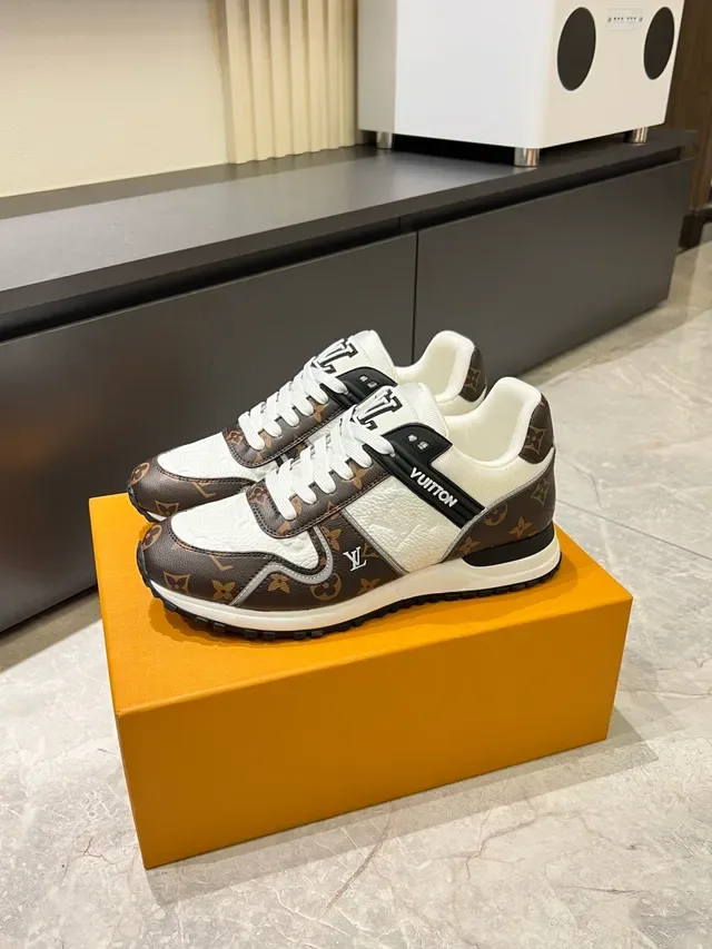 لويس فيتون LV Trainer بني أبيض مونوغرام قماش جلد ألواح أسلوب حياة 4