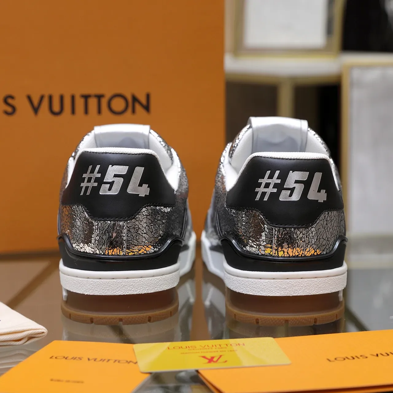 Louis Vuitton LV Trainer মেটালিক সিলভার ব্ল্যাক লাইফস্টাইল স্নিকার 5