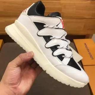 Louis Vuitton LV Trainer blancas negras suela chunky superposiciones de correas en capas zapatillas lifestyle