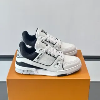 Louis Vuitton LV Trainer Blanco Negro Estructurado Cuero Superior Correa Diagonal Branded Lifestyle Sneakers