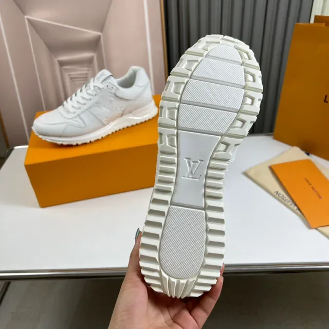 Louis Vuitton LV Trainer Chaussures Blanches Monogram Embossé Cuir Panneaux Latéraux Ribbelés Sneakers Lifestyle 2