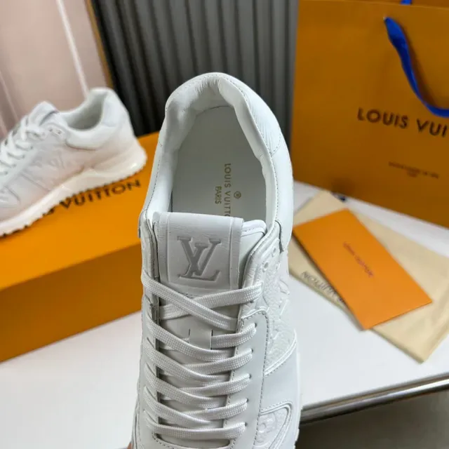Louis Vuitton LV Trainer Chaussures Blanches Monogram Embossé Cuir Panneaux Latéraux Ribbelés Sneakers Lifestyle 3