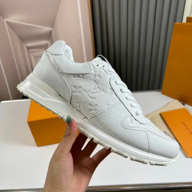Louis Vuitton LV Trainer Chaussures Blanches Monogram Embossé Cuir Panneaux Latéraux Ribbelés Sneakers Lifestyle 4