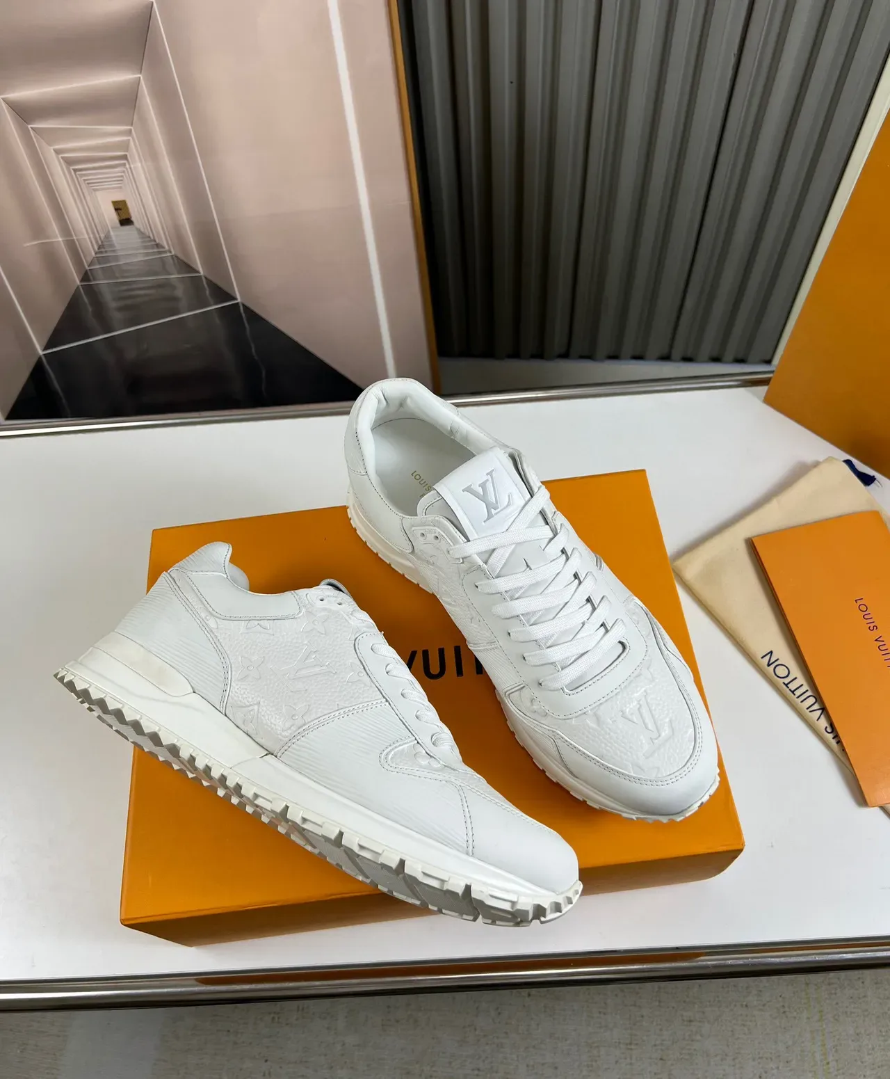 Louis Vuitton LV Trainer Chaussures Blanches Monogram Embossé Cuir Panneaux Latéraux Ribbelés Sneakers Lifestyle 5