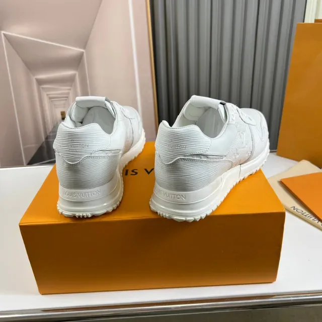 Louis Vuitton LV Trainer Chaussures Blanches Monogram Embossé Cuir Panneaux Latéraux Ribbelés Sneakers Lifestyle 6