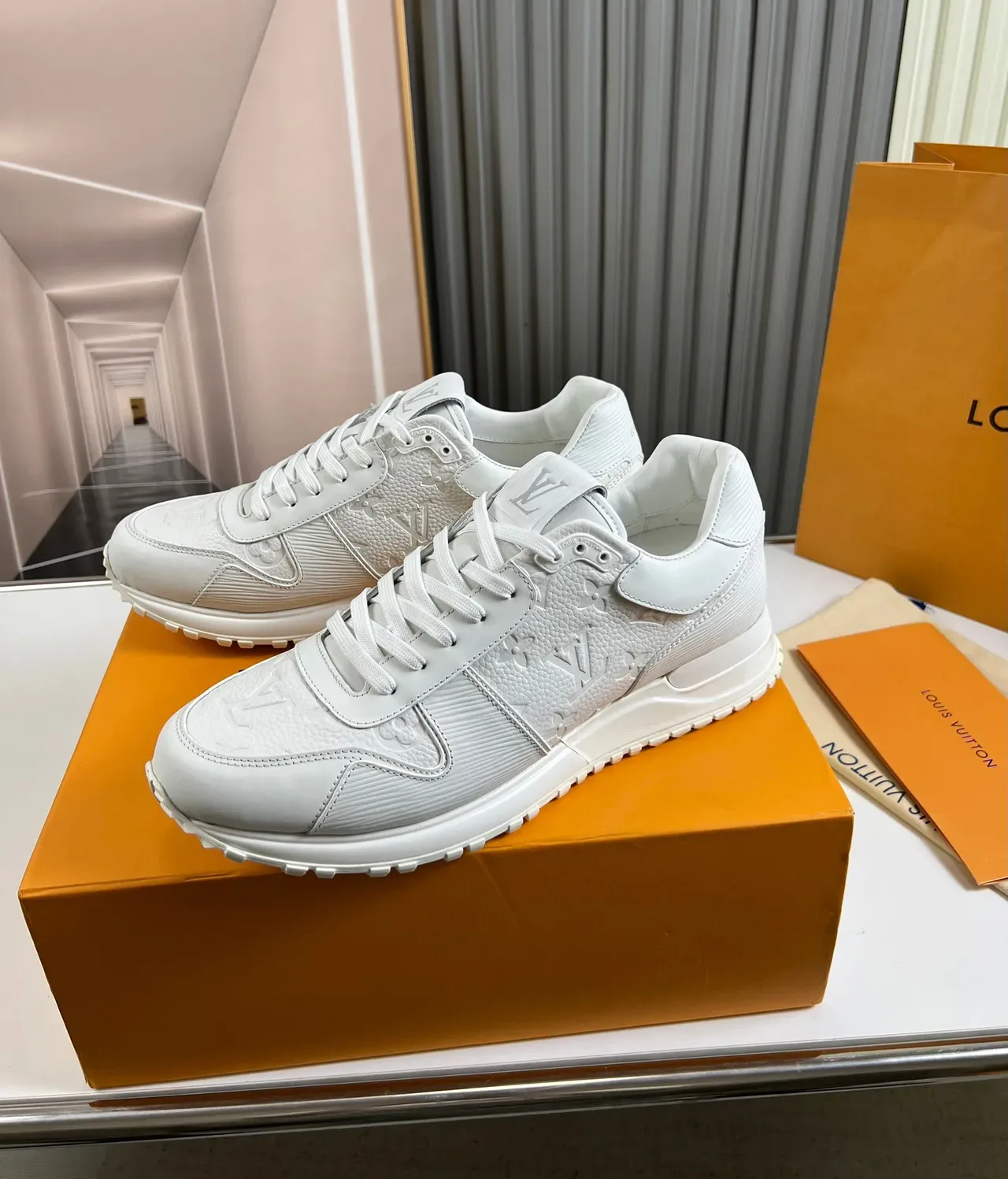 Louis Vuitton LV Trainer Chaussures Blanches Monogram Embossé Cuir Panneaux Latéraux Ribbelés Sneakers Lifestyle 8